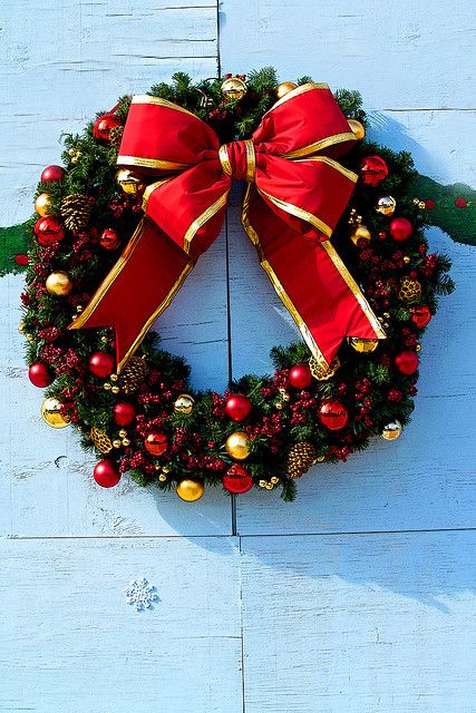 Wreath Real Wreath, White Christmas Decor, Xmas Wreaths, Store Front, Christmas Wreaths Diy, Christmas Stuff, Wreath Crafts, Wooden Board, Christmas Door