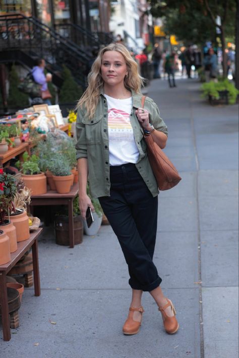 Plus Size Mama Outfits, Reese Witherspoon Casual Style, Reese Witherspoon Style 2023, Reese Witherspoon Style 2024, Reese Witherspoon 2022, Reese Witherspoon Style, Shacket Outfit, Capsule Wardrobe Women, Parisian Chic Style