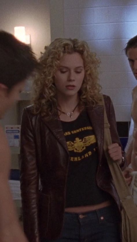 Nothing Hill Outfits, Peyton Sawyer Style, Payton Sawyer Outfits, Peyton Oth Outfits, Brooke One Tree Hill Outfits, One Tree Hill Fashion, One Tree Hill Style, Payton One Tree Hill Outfits, Peyton One Tree Hill Style