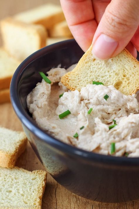 Easy to make Tuna Mousse Dip and Appetizers. Looking for easy party food ideas. This bite size tuna appetizers are quick and easy to make. Only 5 ingredients and ready in 15 minutes. How to make tuna mousse. #tuna #appetizers #dip #partyfood #fingerfood #tunadip #bitesize #canapes Tuna Mousse Recipe, Easy Party Food Ideas, Tuna Mousse, Tuna Appetizer, Tuna Dip, How To Make Tuna, Joe And The Juice, Bite Size Appetizers, Easy Party Food