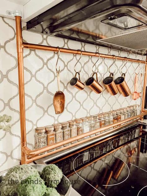 Copper Behind Stove, Behind Stove Decor Ideas, Decor Behind Stove, Spice Rack Over Stove, Decorate Kitchen Countertops, Kitchen Countertops Decor, Stove Decor, Diy Plate Rack, Countertop Spice Rack