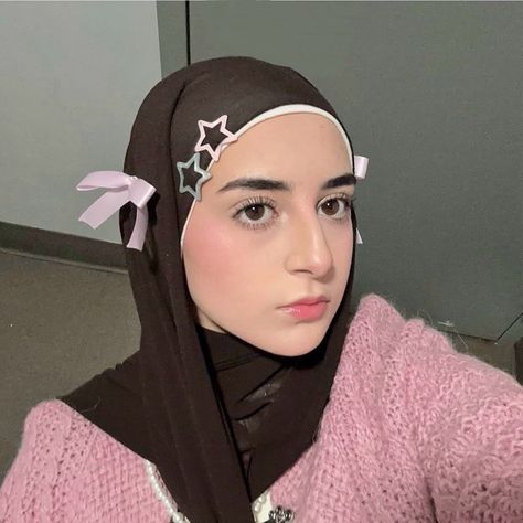 hello~ 🎀 ˚₊‧꒰ა ♡ ໒꒱ ‧₊˚ #hijabi #coquette #explore #ribbon #pink Hijabi Coquette, Hijab Aesthetic Outfit, Pink Hijab Outfit, Cute Hijabi Outfits, Pink Hijab, Tanned Makeup, Modele Hijab, Hijabi Aesthetic, Hijabi Style