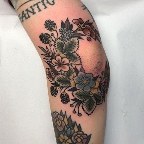 Knee Cap Tattoos Women, Around The Knee Tattoo, Below Knee Tattoo, Tattoo Schrift, Elbow Tattoos, Wild Berries, Knee Tattoo, 1 Tattoo, Friend Tattoos