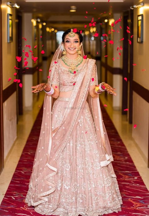 Light Pink Bridal Lehenga, Pastel Pink Lehenga, Light Pink Lehenga, Gown For Engagement, Pink Bridal Lehenga, Sikh Bride, Bridesmaid Photoshoot, Lehenga Jewellery, Wedding Lehenga Designs