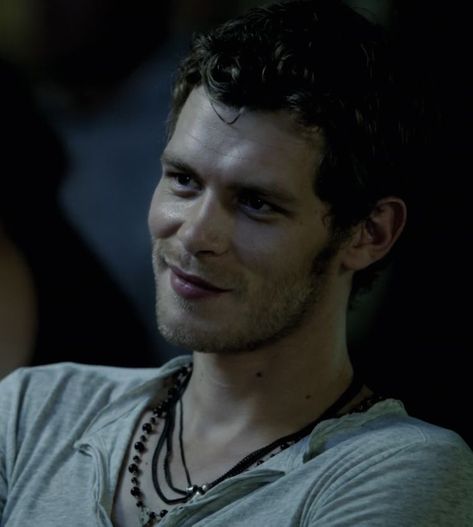 Klaus Tvd, Klaus From Vampire Diaries, Klaus The Originals, Keanu Reeves John Wick, Cat Profile, Vampire Diaries Funny, Boy Celebrities, Joseph Morgan, Klaus Mikaelson