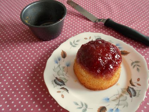 Jam Pudding, Jam Sponge Pudding, Sponge Pudding Recipe, Iced Buns, Sponge Pudding, Bread Biscuits, Malva Pudding, Sauces Recipes, Cream Crackers