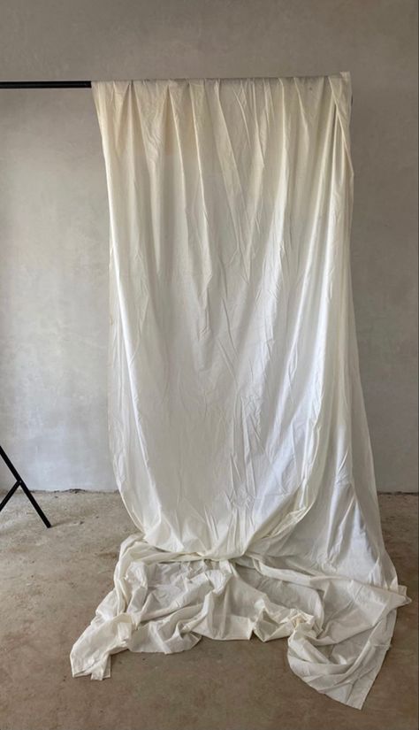 ☁️ Boho Photo Studio, Minimal Studio, Home Studio Ideas, Shooting Studio, Art Atelier, Cute Camera, Curtain Backdrops, White Drapes, Flower Studio