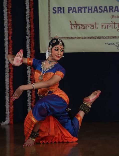 Bharatnatyam Photoshoot, Bharathanatyam Costumes, Dance Aesthetics, Dance Pic, Bharatanatyam Costume, Bharatanatyam Dancer, Bharatanatyam Poses, Dancing Poses, Nose Septum