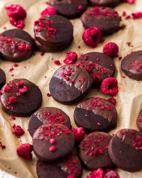 Dark Chocolate Shortbread, Sandwich Cookies Filling, Chocolate Shortbread, Chocolate Shortbread Cookies, Raspberry Cookies, Dipped In Chocolate, Freeze Dried Raspberries, Dried Raspberries, Cookies Chocolate