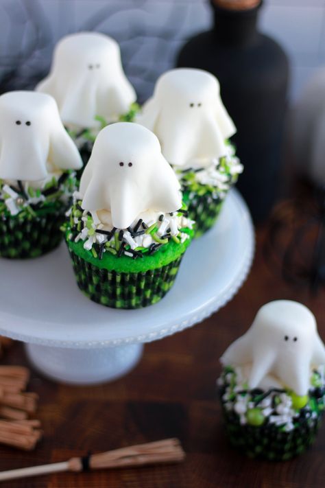 Easy Halloween Cupcake Ideas, Halloween Cupcake Ideas, Spiderweb Cupcakes, Baking With Blondie, Corn Cupcakes, Halloween Cupcakes Decoration, Postres Halloween, Ghost Cupcakes, White Cake Recipe