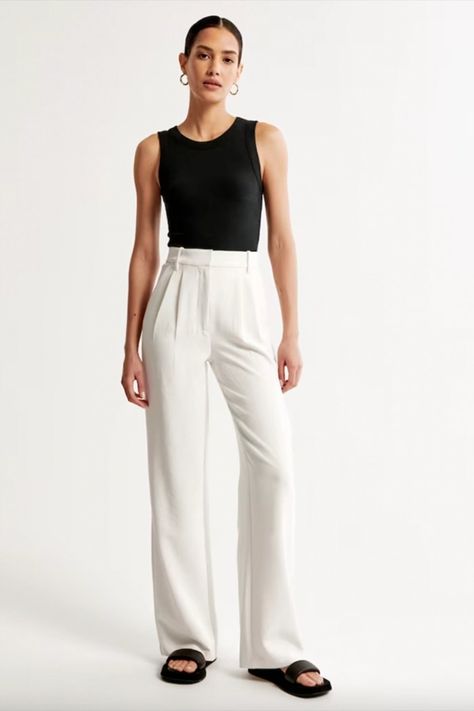 Hailey Bieber has worn pleated trousers a few times now, and that’s probably because they have that slouchy, oversized shape that everyone’s been opting for lately. #ModelOffDutyFashion Tailored Wide Leg Pants, Business Casual Dress Code, Business Casual Dress, Knife Pleats, Work Outfit Ideas, Fashion Must Haves, Perfect Pant, Work Outfits Women, Tailored Pants