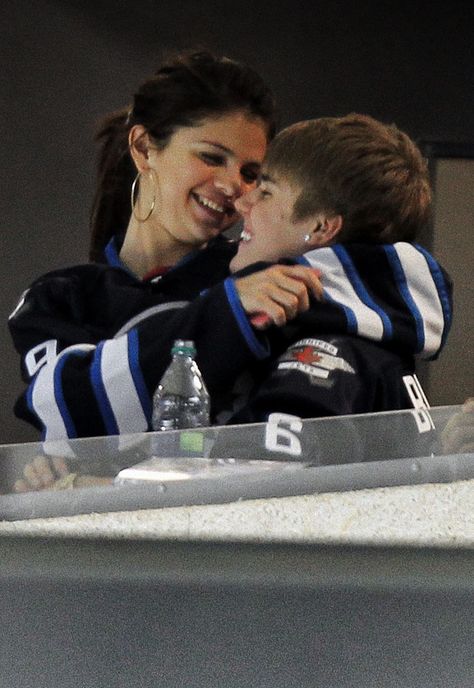 Justin Bieber Hockey, Selena Gomez Justin, Justin Bieber Family, Justin Selena, Bieber Selena, Justin Bieber Selena Gomez, Selena Gomez Wallpaper, Justin Bieber And Selena, Justin Bieber Wallpaper