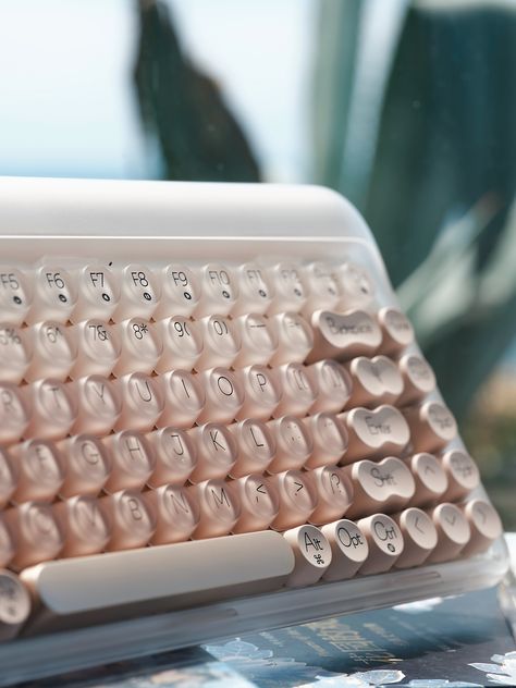 Under the sunshine🌞 Take a look at what the clear “foundation bottle” keycap is -Also beautiful even without the lights on😻 Love! Can't put it down now!🥹 Cute Keyboards Computers, Clear Foundation, Aesthetic Keyboards, Fancy Keyboard, Foundation Bottle, Mechanical Keyboard Inspiration, Unique Keyboards, Nice Desk, Clear Mechanical Keyboard