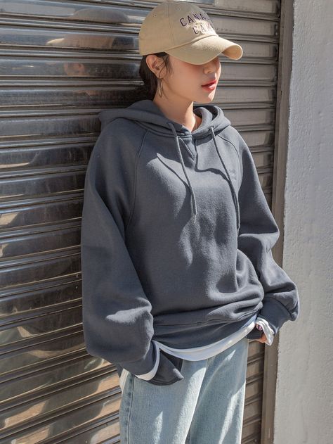 Oxford Hoodie Outfit, Dark Grey Hoodie Outfit Woman, Dark Gray Hoodie Outfit, Grey Hoodie Outfit Woman, Dark Grey Hoodie Outfit, Hoodie Outfit Hijab, Gray Sweatshirt Outfit, Gray Hoodie Outfit, Grey Hoodies Womens