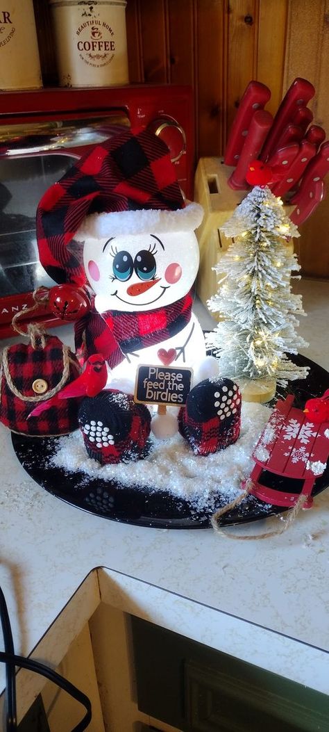 Diy Fishbowl Snowmen, Fish Bowl Christmas Crafts, Glass Bowl Snowman Diy, Fishbowl Snowman Diy, Fish Bowl Ideas Decorations, Dollar Tree Charger Plates Diy, Fish Bowl Snowman, Fishbowl Craft, Charger Plates Diy