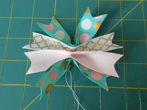 Grosgrain Ribbon Bows Diy, Make A Bow With Ribbon, Spikes Hair, Bow With Ribbon, Hair Bow Instructions, Girls Hair Bows Diy, Homemade Bows, Diy Hair Accessories Ribbon, Make A Bow