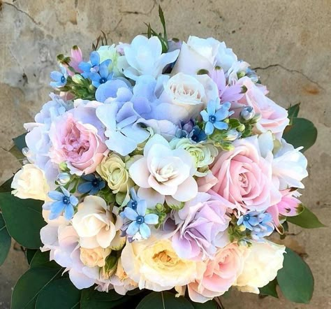 Flower Bouquet With Lights, Baby Blue Quinceanera Theme, Flower Ramo, March Wedding Flowers, Blue Quinceanera Theme, Lilac Wedding Flowers, Pastel Wedding Theme, Baby Blue Weddings, Pastel Bouquet