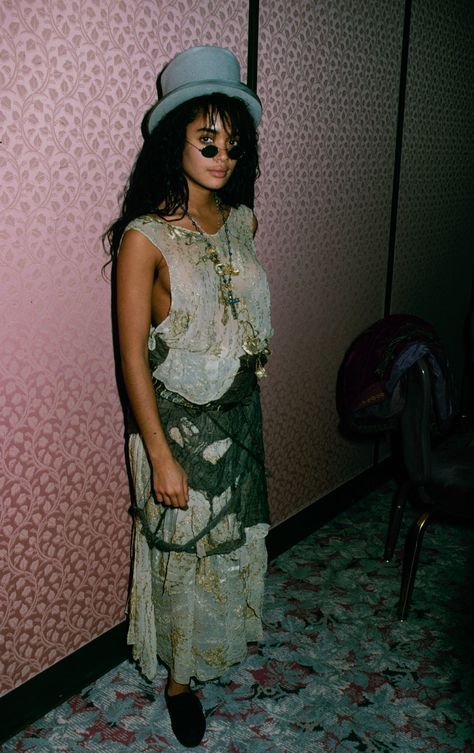 We unpack the inimitable style of bohemian goddess Lisa Bonet, timelessly cool on her 48th birthday. Zoe Kravitz Mom, Bohemian Schick, Bohemian Birthday, Black Hippy, Blind Faith, Lisa Bonet, Bohemian Style Clothing, Bohemian Mode, Earthy Outfits