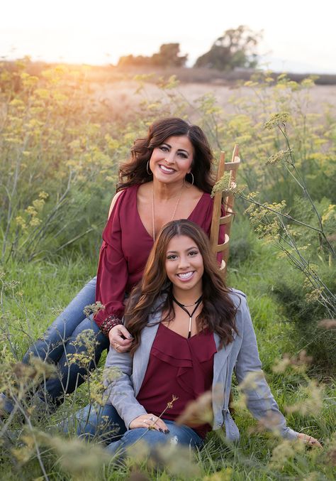 Grown Mom And Daughter Photoshoot, Mother Daughter Outdoor Photography, Mother Daughter Fall Photoshoot Poses, Mom And Grown Daughter Photo Ideas, Mother Daughter Senior Picture Ideas, Mother Daughter Senior Pictures, Adult Mom And Daughter Photo Ideas, Mother And Teenage Daughter Photo Ideas, Senior Pictures With Mom