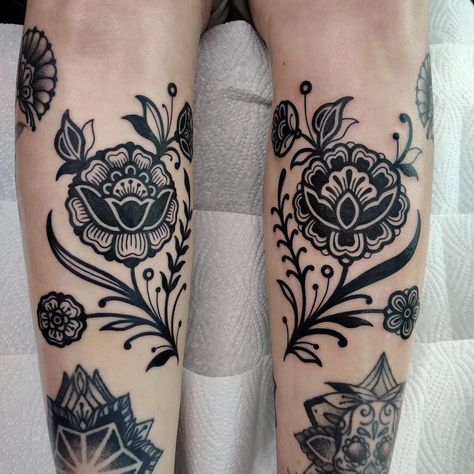 ❀ Kamila Daisy ❀ LONDON ❀ | Amazed at the commitment Sigrid had for getting tattooed last week. She came all the way from Sweden and we did the the poppy and bluebells… | Instagram Getting Tattooed, Traditional Tattoo Flowers, L Tattoo, Choosing Me, Flash Tattoo Designs, Calf Tattoo, Knee Tattoo, Baby Tattoos, Time Tattoos