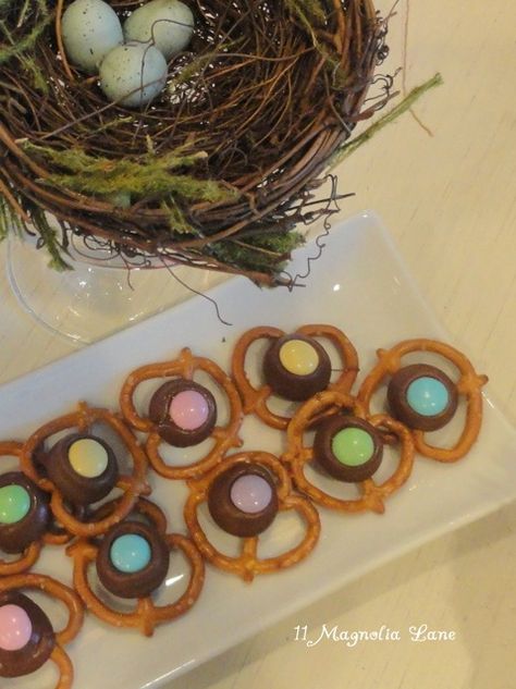 Easter Treat-Pretzel Kisses pensypat Easter Pretzels, Pretzel Kisses, Easter Pretzel, How To Make Pretzels, Easter Food Ideas, Easy Treats To Make, Easy Easter Treats, Easter Decor Ideas, Savory Recipe