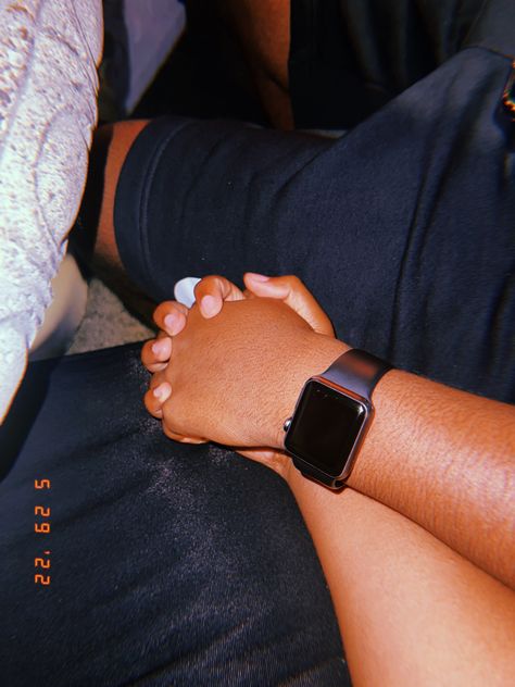 Mains Couple, Somebody's Son, Couple Noir, Boo Thang, Fake Relationship, Bff Hands Aesthetic, Couple Holding Hands, Cute Couple Outfits, Black Love Couples