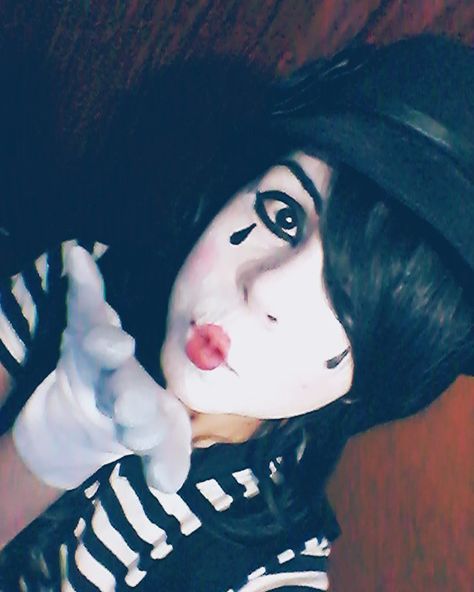 Jun on Instagram: “Jugando a ser un mimo (? #MaquillajeArtistico #MimoGirl” Mime Oc, Circus Ideas, Fix It Felix Jr, Clown Pics, Mime Makeup, Leo Rising, Oc Board, Send In The Clowns, Rawr Xd