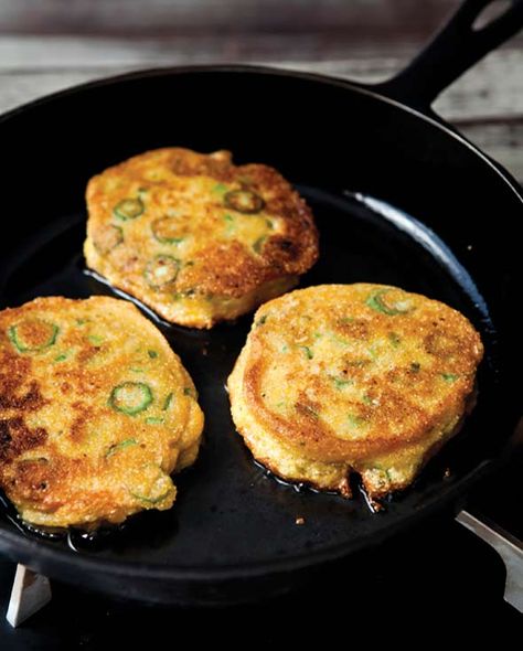 Okra Cornmeal Cakes Recipe | Leite's Culinaria Cornmeal Cake Recipe, Cornmeal Cakes, Okra Recipes, Veggie Dishes, Okra, Southern Recipes, Vegetable Dishes, Veggie Recipes, Soul Food