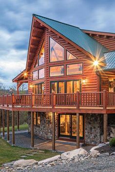 While you might assume wrap-around porches and decks are a quintessentially American concept, according to Michael Grant of Modern Rustic Homes, their origins can be traced to ancient Japan. Coventry Log Homes photo by Mark Sorenson Log Home Porch, Log Cabin Exterior Ideas, Bison Ranch, Modern Log Home, Master Balcony, Log Homes Exterior, Sloping Lot House Plan, House Dr, Luxury Cabins