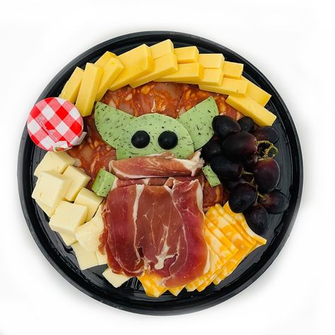 Star Wars Charcuterie Board Ideas, Star Wars Cheese Board, Yoda Party Food, Starwars Charcuterie, Star Wars Appetizers, Star Wars Charcuterie Board, Star Wars Charcuterie, Baby Yoda Birthday Party Ideas, Star Wars Food Ideas