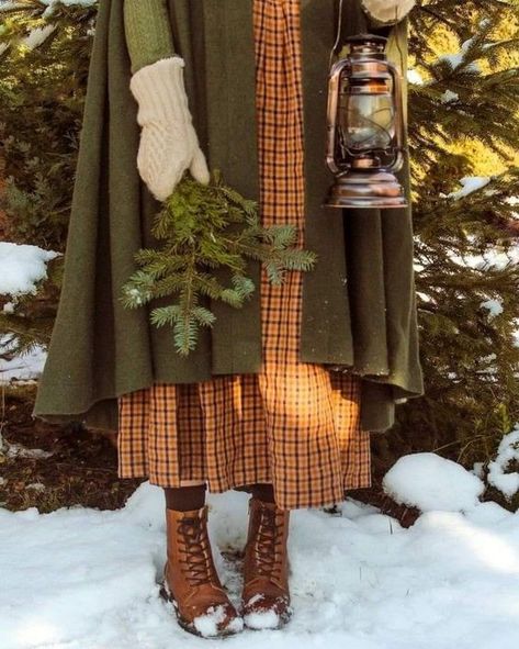 Winter Cottagecore Outfit, Cottagecore Winter Outfits, Cottage Core Aesthetic Outfit, Cottagecore Winter, Winter Cottagecore, Cottage Core Dresses, Green Academia, Feeding Birds, Cottagecore Christmas