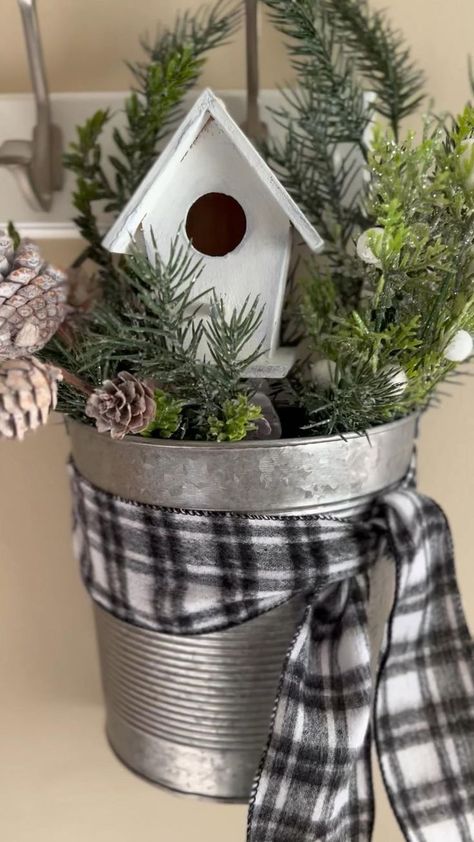 Door Farmhouse, Winter Decorations Diy, Christmas Planters, Winter Door, Country Christmas Decorations, Christmas Porch Decor, Metal Bucket, Diy Christmas Decorations Easy, Christmas Arrangements