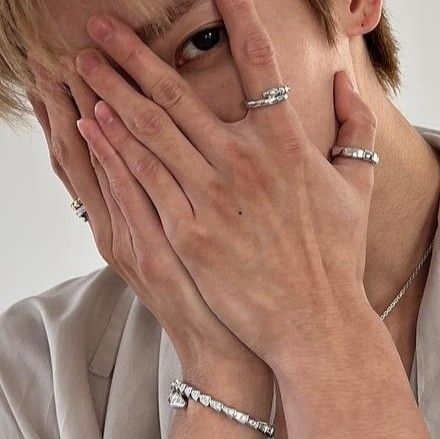 Nct Taeyong Hands, Veiny Hands, Blonde Hair Boy, Anime Korea, Dream Chaser, Nct Yuta, Lee Taeyong, Nct Taeyong, Book Aesthetic