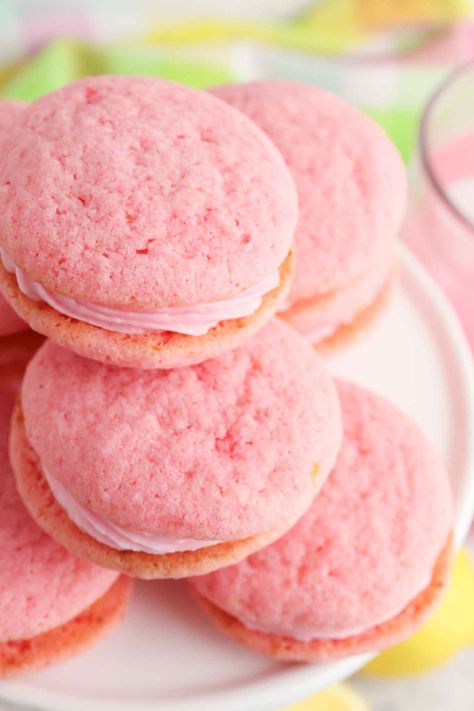 Lemonade Cookies Recipe, Cruffins Recipe, Homemade Pink Lemonade, Pink Lemonade Cookies, Lemonade Cookies, Soft Chewy Cookies, Frosted Lemonade, Cookies Chewy, Gooey Chocolate Chip Cookies