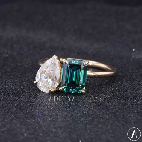 Most Beautiful Engagement Rings, Two Stone Ring, Rose Gold Moissanite Ring, Pure Gold Jewellery, Zierlicher Ring, Ring Emerald, Bridal Ring Sets, Beautiful Engagement Rings, 18k Gold Ring