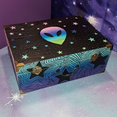 Trippy Box Painting Ideas, Wooden Box Crafts, Trippy Alien, Wooden Box Diy, Hand Painted Wooden Box, Valentine Mailbox, Painted Box, Rainbow Stars, Painted Wooden Boxes