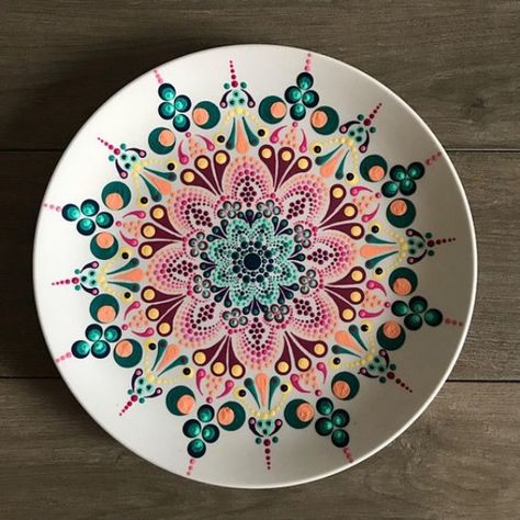 Mandala Plate, Diy Keramik, Art Painting Tools, Paint Your Own Pottery, Pottery Painting Designs, Dot Mandala, Painted Plates, Hand Painted Plates, Mandala Dots