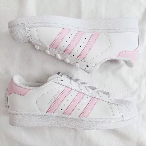 adidas superstar in baby pink Pink Shoes Adidas, Baby Pink Outfit, Cute Sneaker Outfits, Pink Adidas Shoes, Adidas Superstar Pink, Adidas White Shoes, Baby Pink Shoes, Bts 2023, Adidas Outfit Shoes