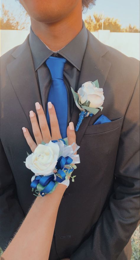 Prom Photo Ideas, Prom Photography Poses, Couple Prom, Homecoming Poses, Prom Corsage And Boutonniere, Prom Pictures Couples, Boutonnieres Prom, Prom Picture Poses, Homecoming Pictures