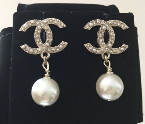 Chanel Earrings Classic, Moda Chanel, Expensive Jewelry Luxury, Chanel Pearls, Chanel Chanel, Pearl Dangle Earrings, Chanel Earrings, Chanel Accessories, Expensive Jewelry