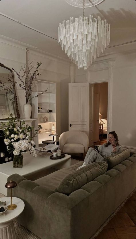 Nancy Meyers Inspired Living Room, Moody Chic Living Room, London Flat Aesthetic Interior, Opulent Living Room, Apartment Interior Cozy, Classic Apartment Decor, Timeless Interior Design, Townhouse Interior, Classy Home