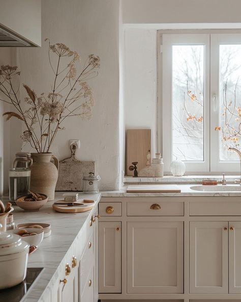 Devol White Kitchen, Warm Kitchen Ideas, Modern Scandi Kitchen, White Country Kitchen, Barn House Kitchen, White Cottage Kitchen, Parisian Kitchen, Swedish Kitchen, Terrace Kitchen