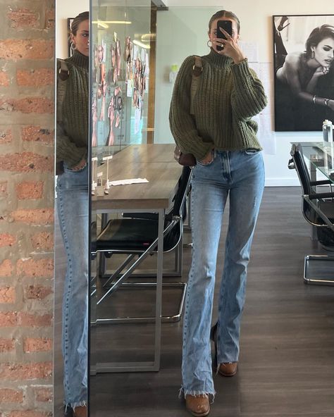 Fall sweater style turtleneck green oversized sweater flare jeans Green Turtleneck Sweater Outfit, Sweater Jeans Boots Outfit, Fall Sweater Style, Green Sweater Outfit, Jeans Boots Outfit, Turtleneck Sweater Outfit, Sweater And Jeans Outfit, Fall Fashion Sweaters, Green Oversized Sweater