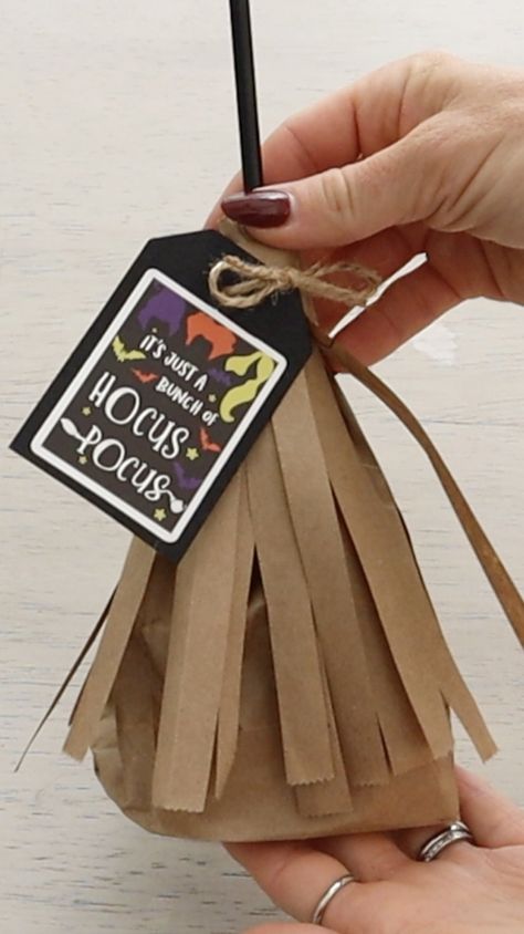 Broom Treat Bags, Diy Broom, Craft For Halloween, Small Lunch Bags, Halloween Gift Bags, Sack Lunch, Holiday Crafts Diy, Diy Desserts, Lollipop Sticks