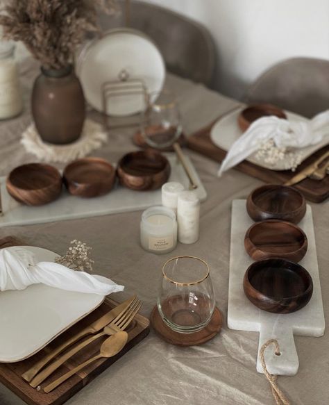 Dinner Table Setting Aesthetic, Minimal Table Setting Home, Organic Modern Table Setting, Boho Table Setting Home, Japandi Table Setting, Brown Plates Table Setting, Dining Table Setting Ideas Everyday, Dinner Table Decorations For Home, H&m Table Setting