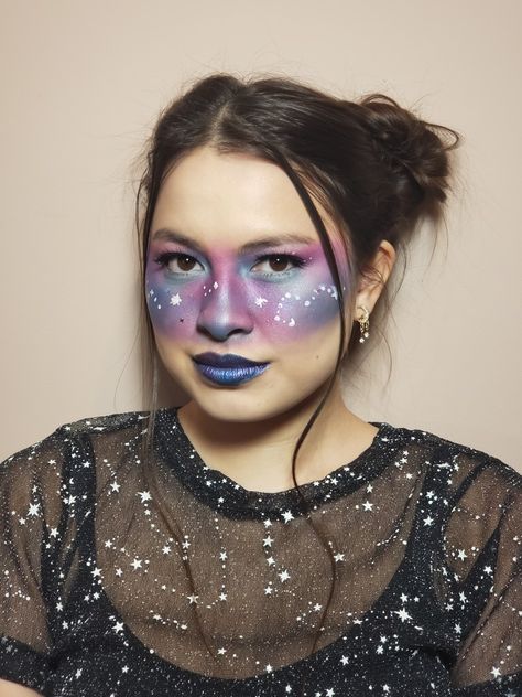 Galaxy makeup eyeshadow space look Constellation Costume, Milky Way Costume, Universe Makeup, Night Sky Costume, Cosmos Makeup, Constellation Makeup, Galaxy Costume, Space Face Paint, Galaxy Costume Diy