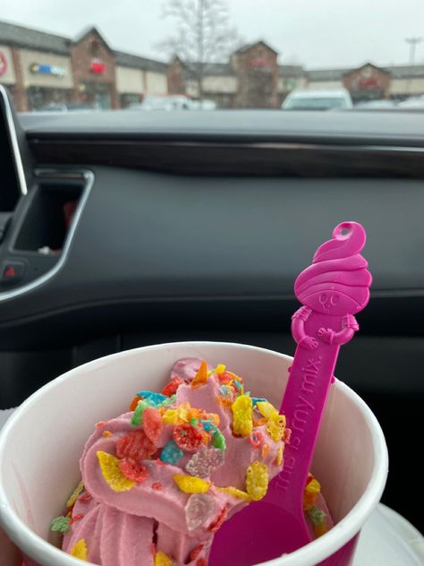 Frozen Yougart Aesthetic, Menchies Frozen Yogurt Aesthetic, Frozen Yogurt Aesthetic, Sweet Frog Frozen Yogurt, Yogurt Land, Menchies Frozen Yogurt, Cute Frozen, Sweet Frog, Ice Cream Business