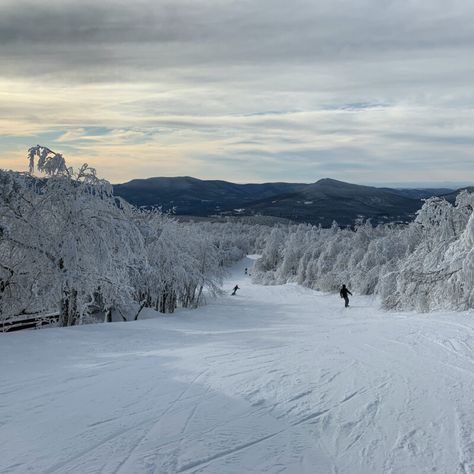 7 Amazing Outdoor Activities In Manchester During Winter - TravelAwaits Vermont Winter, Manchester Vt, Manchester Vermont, Visit Manchester, Restaurants To Try, Cross Country Skier, Nature Hikes, Ski Resorts, Appalachian Trail