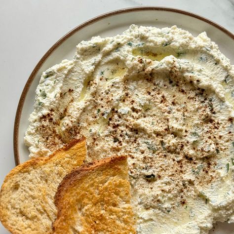 White Truffle Oil Recipes, Truffle Garlic Bread, Truffle Ricotta, Truffle Oil Recipes, Ricotta Dip, Whipped Ricotta, White Truffle Oil, Dipping Oil, Garlic Clove