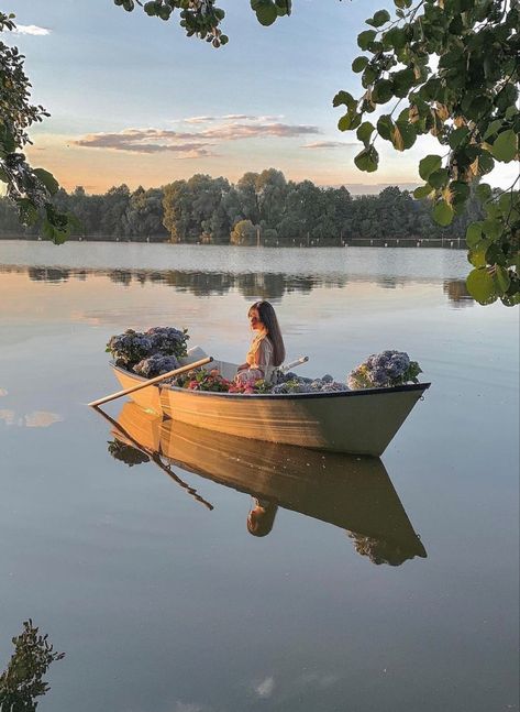 Copenhagen Aesthetic, Boat Photoshoot, Picnic Inspiration, Photo Recreation, Lake Boat, Summer Photoshoot, Boat Painting, Couple Photography Poses, The Grove